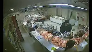 Розыск! Купил себе мясо и рассчитался чужой картой мужчина в Бердске