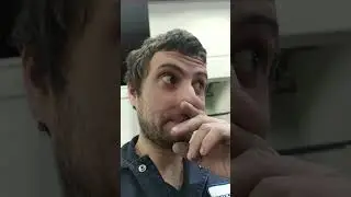 Разорвало дверь. Работник ударил машину.