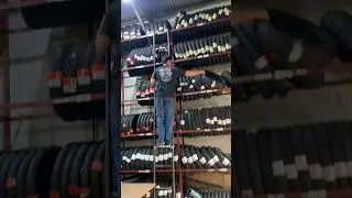 Quando seu amigo está subindo as escadas e toca desça daí seu corno
