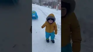 Малыш и санки:) 