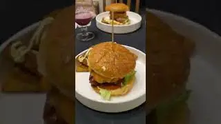 Бургер с беконом, луком и Чеддером