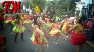 Hebohhh wanita cantikkk goyang sambil Nendang - Nendang!!!!