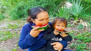 Eat Something Delicious - Mother And Child Eat Delicious Wild Fruits