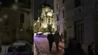 Влюбленная парочка гуляет по Львову 💫