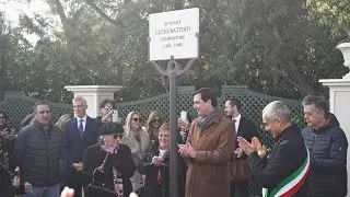 Intitolata la rotonda sul mare a Lucio Battisti