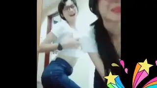 Goyang sambil pegang toket 🤣