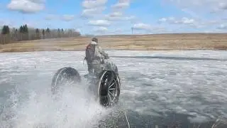 еду по воде - вездеход бобёр:)