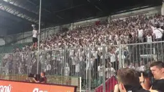 A Legia játékosai és a tábor közös ünneplésr