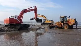 Berging van scheepskiel op strand Texel