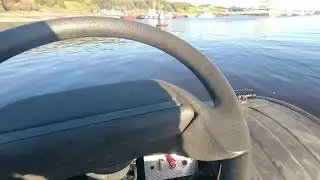 Заплыв на вездеходе Литл по реке с течением.