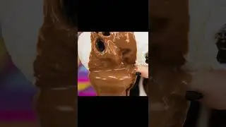 बर्फ को चॉकलेट में डिप करें।