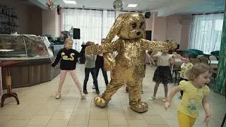 Зайка на празднике! Раз - два - три! Говорят, не подросли.
