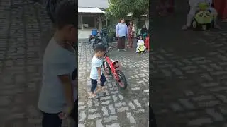 Abang Ilyasa Baru Belajar Main Sepeda