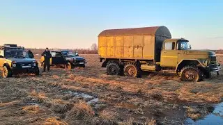 ЗИЛ 131 и две нивы, едем на отдых.