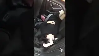 Девушка спит в машине каршеринга