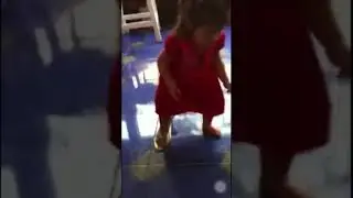เพิ่งหัดเดินก็ใส่ส้นสูงเลย...