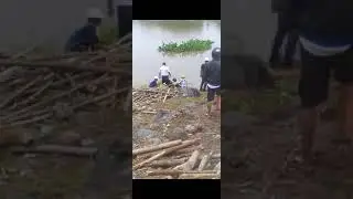 Aksi penyelamatan dan evakuasi seorang ibu terjatuh di waduk dengan kedalaman 25 meter