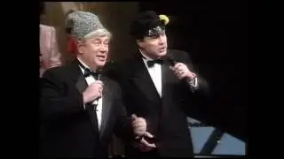 - Гей, славяне,  гей славяне, москали и киевляне!.. (В. Винокур feat Л. Лещенко)