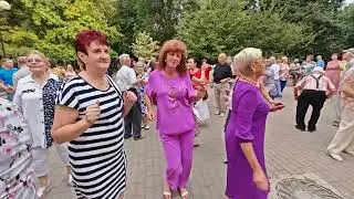 31.08.24г..."Ты Красивая и Счастливая"... звучит на танцполе в Гомельском парке...