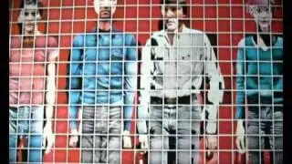 Talking Heads: David Byrne inquietante in 