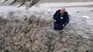 Мужик застрял в грязи   A man drowned in Russia in the mud