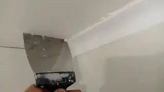 Приклеивание потолочного карниза