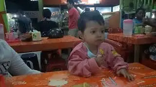 Kelucuan baby arsyi saan Nemenin ayah ibu makan bakso