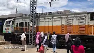 kereta api argo parahyangan melintas di stasiun sibuk manggarai