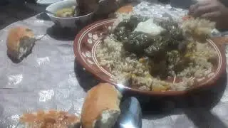 Плов едят руками в Узбекистане.