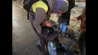 В Питере ОМОНовец ударил ногой в живот пожилую женщину