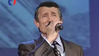 Нам песня строить и жить помогает.