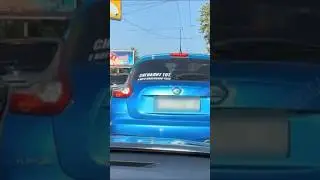 Сигналит тот, у кого маленький