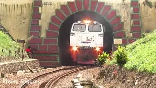 Tenaga Ekstra Kereta Api Barang Peti Kemas (Kontainer Jumbo) Berjalan Pelan di Terowongan Sasaksaat