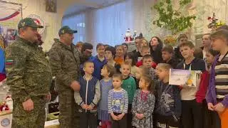 Ветераны с новогодними подарками  Луганском детском доме