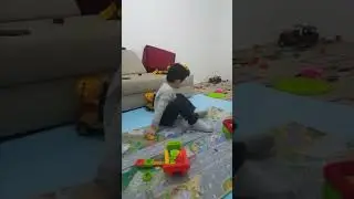 Oğluma, dağınık odamızda oynarken birkaç soru sordum.