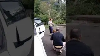 Kera yang nakal...suka ngintip rok😃😃😃