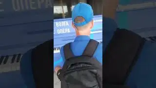 Щелкунчик на уличном пианино