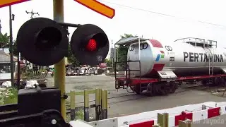 [BEFORE MOVING] Pertamina BBM Train Transfer Process at the JPL 213 Tegal Railway Crossing
