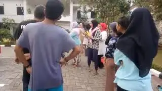 Lomba sambung sedotan