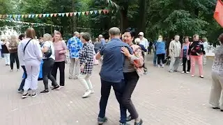 ТАНЦЫ 💃🕺 Пенсионеры кружат в ритме танца Парке городском г. Калуга 