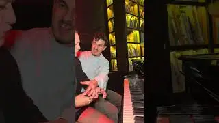 J’apprends le piano à mon date Tinder ￼ça tourne mal
