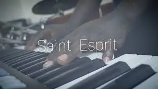 Saint Esprit tu es présent ( atmosphère de prière)