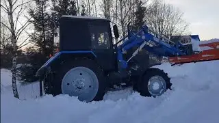 Жёсткая метель в России, трактор Мтз-82 пробиваю дорогу, JCB  пришел на помощь. Интересный денек.