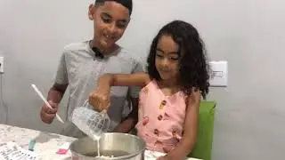 Fazendo bolo com os irmãos nota 10