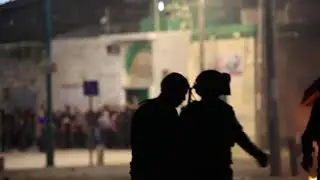 Border Police and Israeli settlers throw stones, stun grenades at Palestinians in Lyd mosque