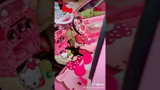 I went to this place and I found a hello Kitty car amazing right 😱💖