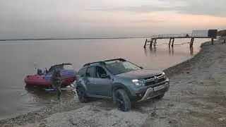 Дастер дизель тащит лодку из воды по щебню