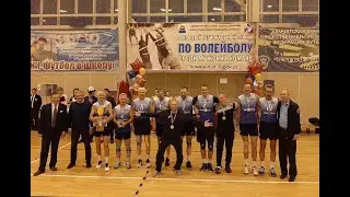 Поёт Игорь Пожидаев