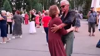 МЫ ВЛЮБЛЕНЫ И МЕЖДУ НАМИ! ТАНЦЫ В ПАРКЕ ГОРЬКОГО ХАРЬКОВ