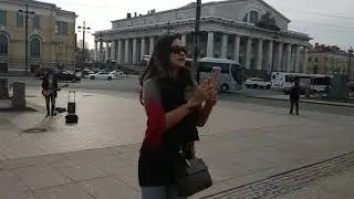 Классное играет и поёт на гитаре